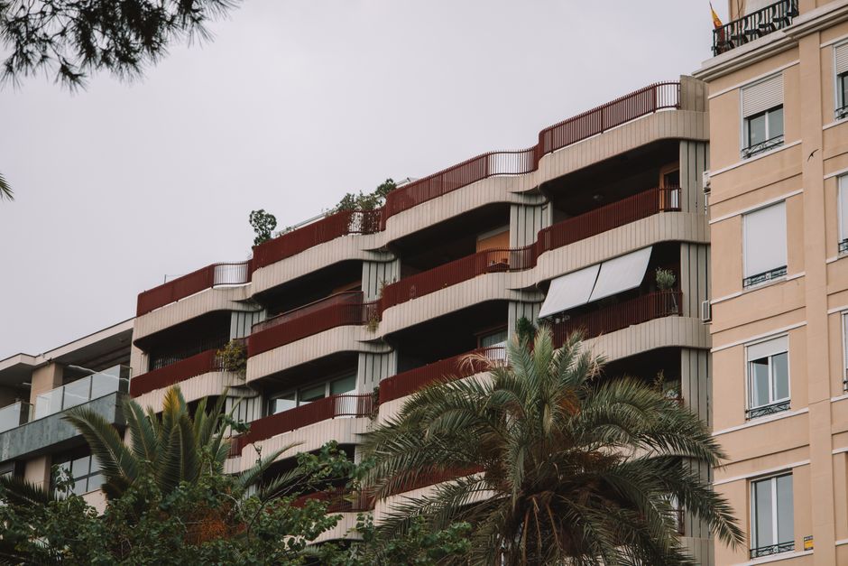 Instalación de panel vegetal en balcón de piso urbano