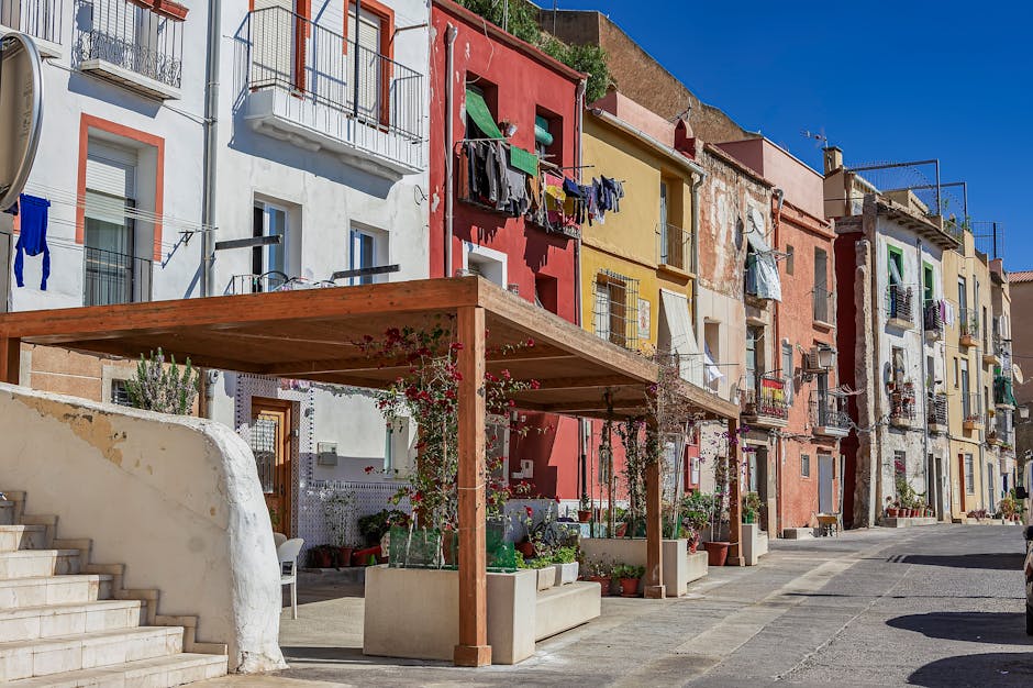 Plantas colgantes en terraza de ciudad española